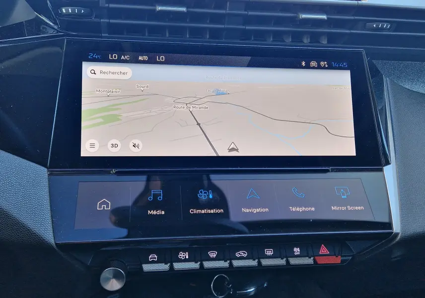 Vue rapprochée de l'écran tactile central de la Peugeot 308 gris Artense, affichant la navigation et les commandes multimédia.