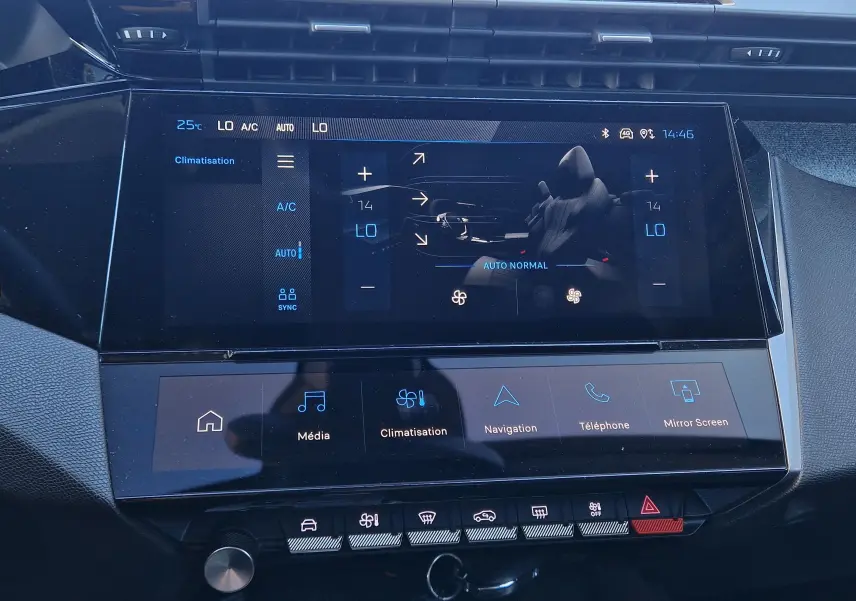 Vue rapprochée de l’écran tactile central de la Peugeot 308 gris Artense, affichant les réglages de climatisation et multimédia.