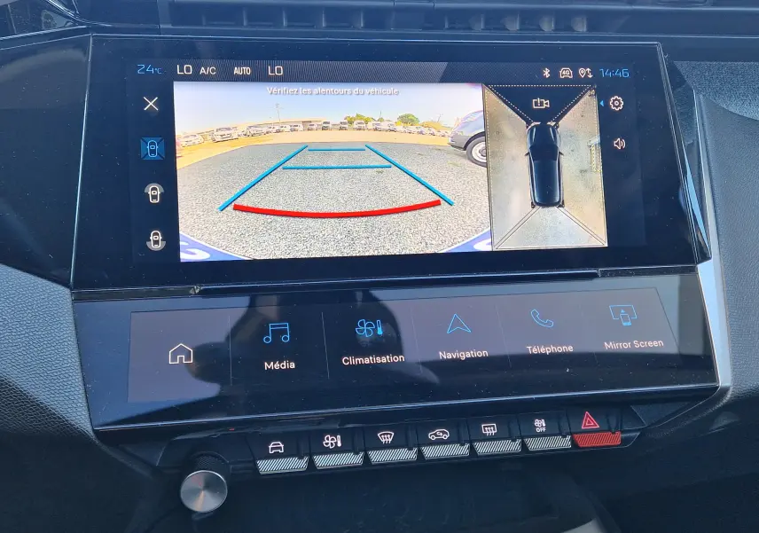Écran tactile du tableau de bord d’une Peugeot 308 gris Artense, affichant la caméra de recul et vue à 360° du véhicule.