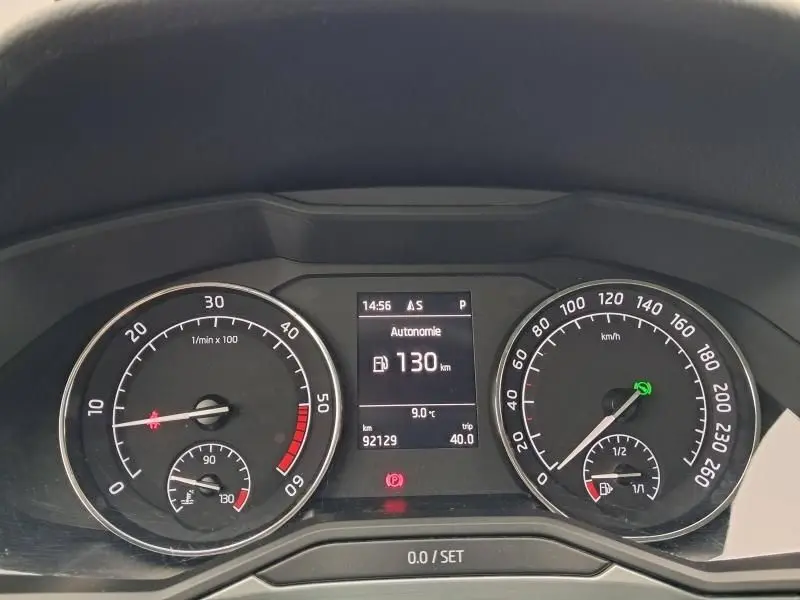 Tableau de bord de Skoda Superb Combi bleu métal 2018, affichage numérique avec autonomie 130 km et compteurs analogiques.