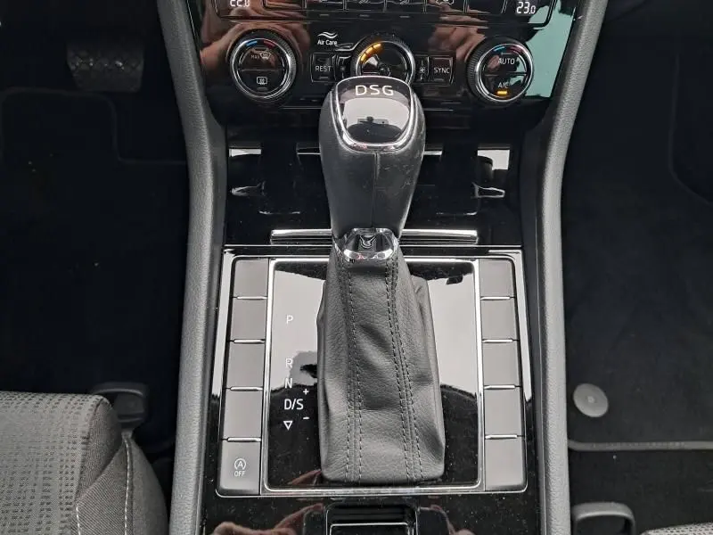 Le levier de vitesses DSG en cuir noir de la Skoda Superb Combi bleu métal, vue intérieure centrée sur la console.