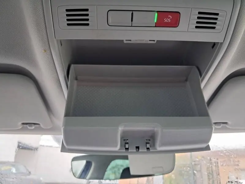 Rangement plafond ouvert avec bouton SOS éclairé dans l'habitacle d'une Skoda Superb Combi bleu métal 2018.