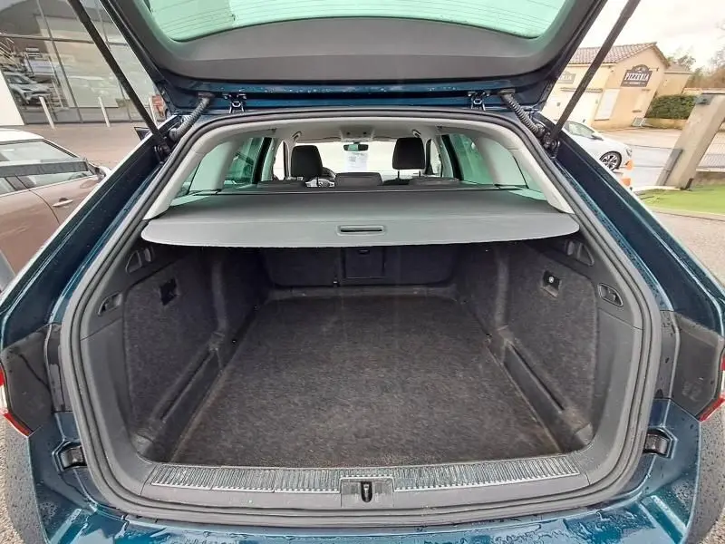 Coffre ouvert vu de l'arrière d'une Skoda Superb Combi bleu métal 2018, avec cache-bagages en place.