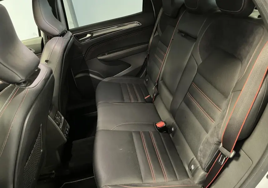 Vue côté droit de la banquette arrière noire avec surpiqûres rouges du Renault Arkana 1.6 E-Tech Hybride R.S. Line 2022
