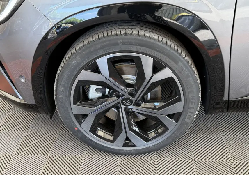 Gros plan sur la roue avant gauche du Renault Espace gris foncé esprit Alpine avec jante noire et grise au design moderne.
