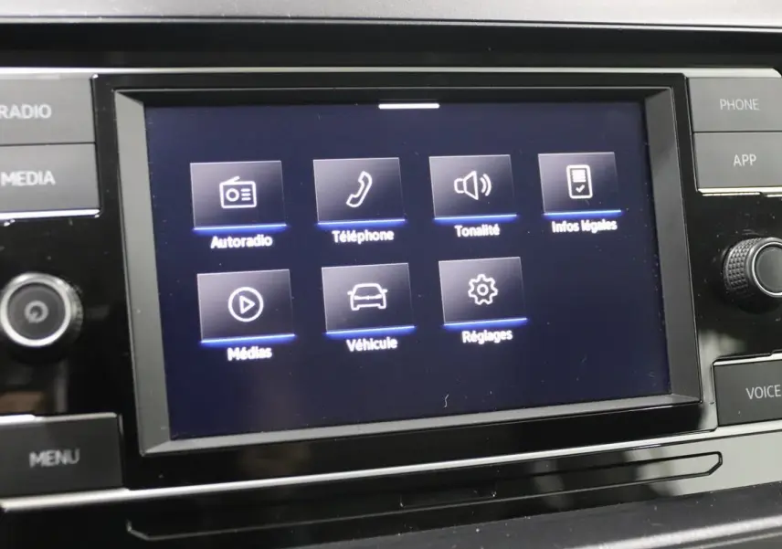 Écran tactile central de la Volkswagen Polo 2022 affichant les options autoradio, téléphone, médias et réglages.