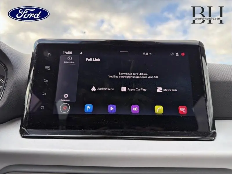 Écran tactile central du tableau de bord du SEAT Arona 2022 affichant l'interface Full Link avec Android Auto et Apple CarPlay.
