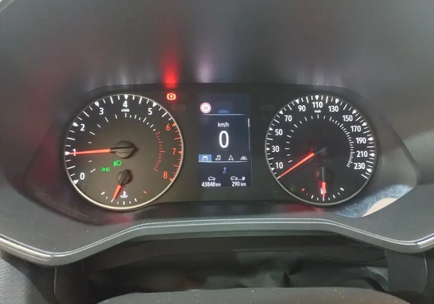 Vue rapprochée du tableau de bord numérique de la Renault Clio Business blanche, affichant 0 km/h et 43848 km au compteur.