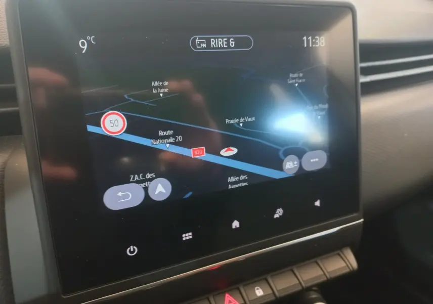 Écran tactile du système de navigation de la Renault Clio Business blanc, vue rapprochée de la console centrale.