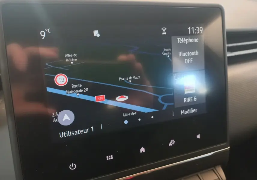 Écran tactile central de la Renault Clio Business SCe 65 2021 montrant la navigation GPS et les options Bluetooth.