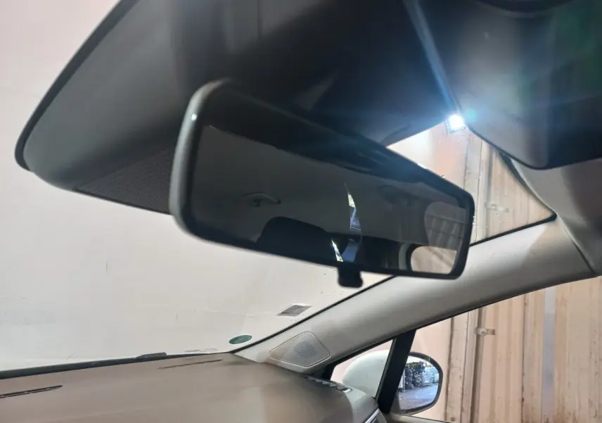 Vue intérieure rapprochée du rétroviseur central et du pare-brise côté droit d’une Renault Clio Business blanche.