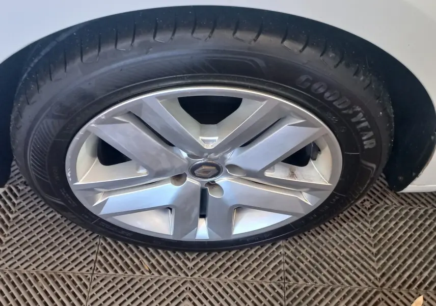 Gros plan sur la roue avant droite blanche d’une Renault Clio Business 2021 avec jante alliage et pneu Goodyear.