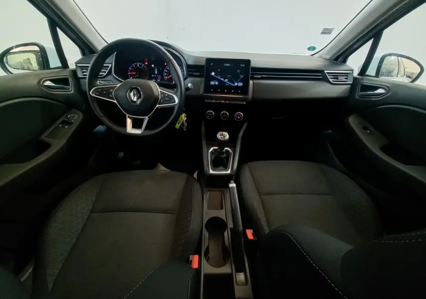 Intérieur avant de la Renault Clio Business blanc, vue centrée sur le tableau de bord, volant multifonctions et écran tactile.