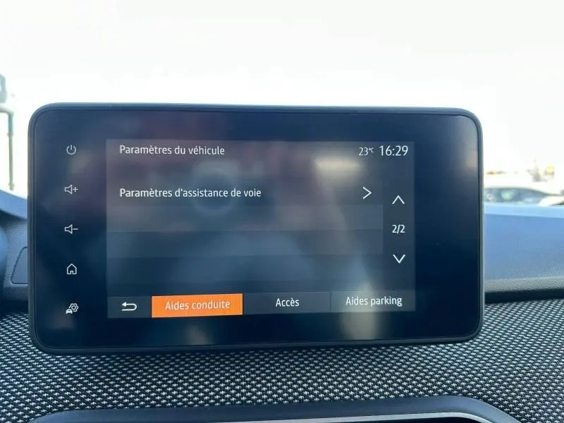 Écran tactile central du tableau de bord du Dacia Jogger 2025 affichant les paramètres d'assistance de conduite.