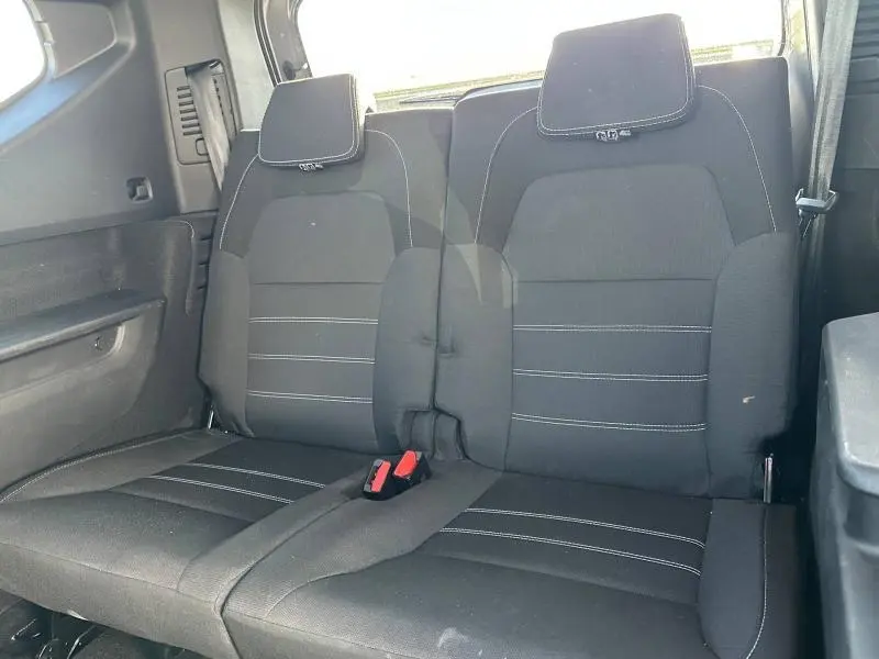 Vue intérieure sur la banquette arrière noire avec surpiqûres blanches du Dacia Jogger Gris Schiste 7 places.