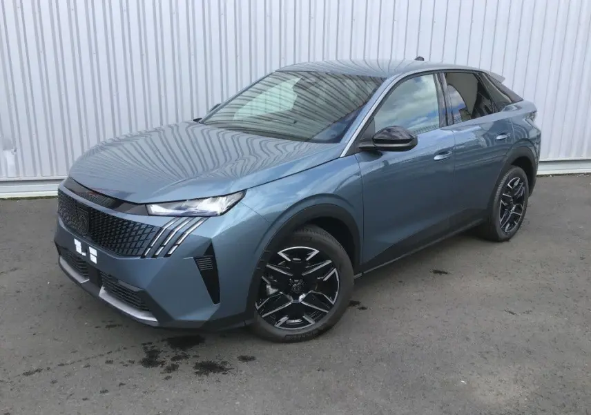 Peugeot 3008 hybride bleu Ingaro en vue 3/4 avant droit, avec jantes noires et calandre au design moderne.