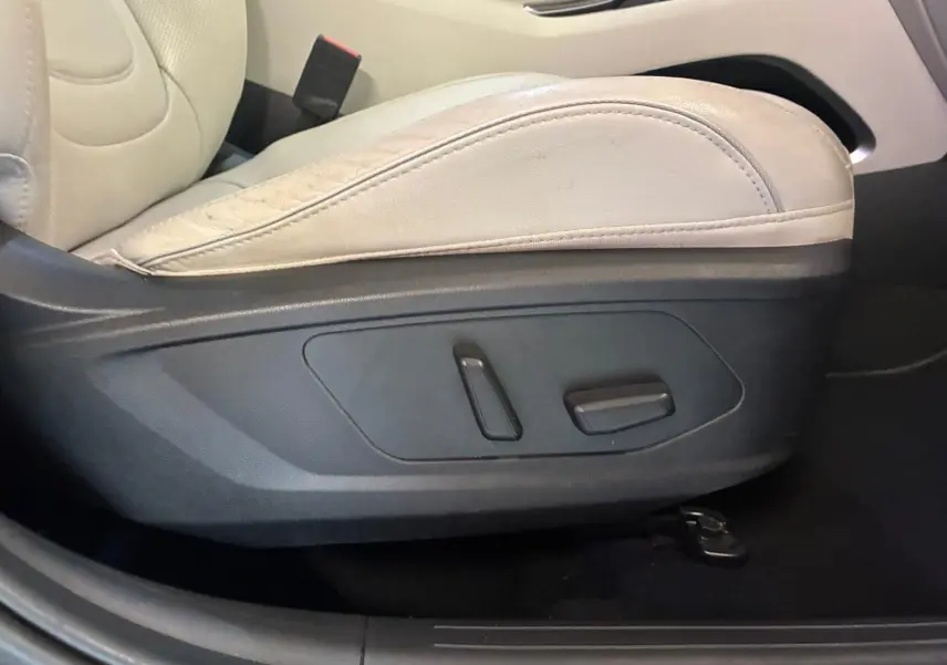 Détail du siège avant beige électrique du Hyundai Tucson 2022, avec commandes de réglage latérales visibles.