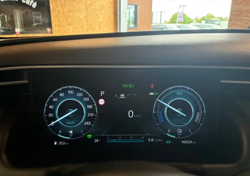 Affichage numérique du tableau de bord du Hyundai Tucson hybride 2022, montrant la vitesse à 0 km/h et l'autonomie restante.