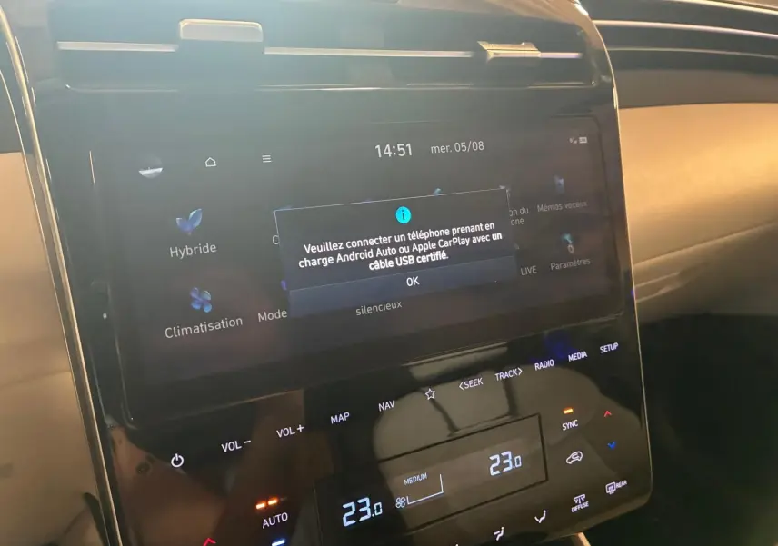 Écran tactile central du Hyundai Tucson noir 2022, affichant les commandes climatisation et multimédia.