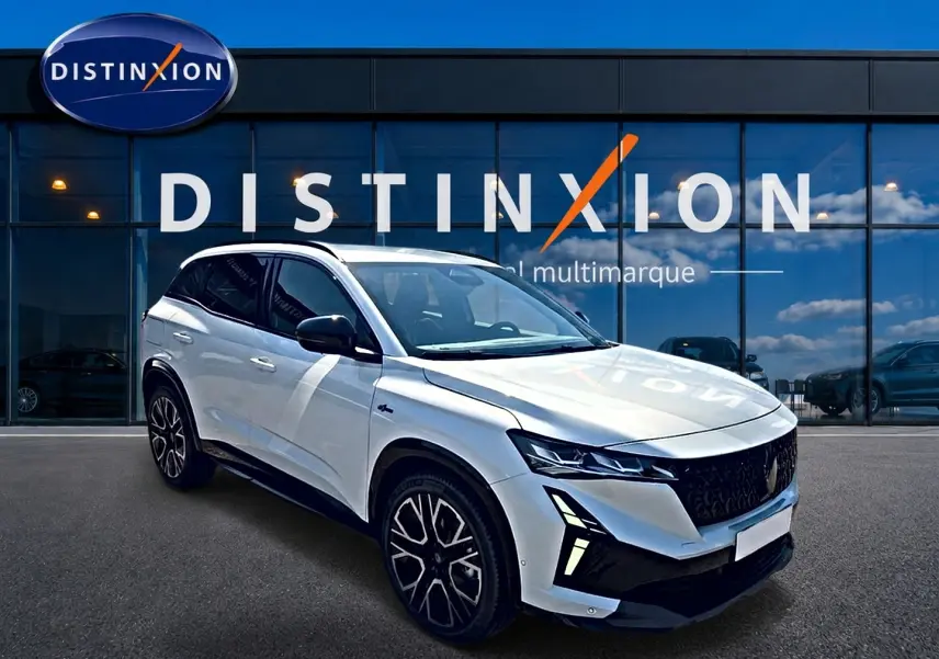 Renault Austral blanc nacré en 3/4 avant droit, avec jantes alu noires et calandre noire distinctive esprit Alpine.