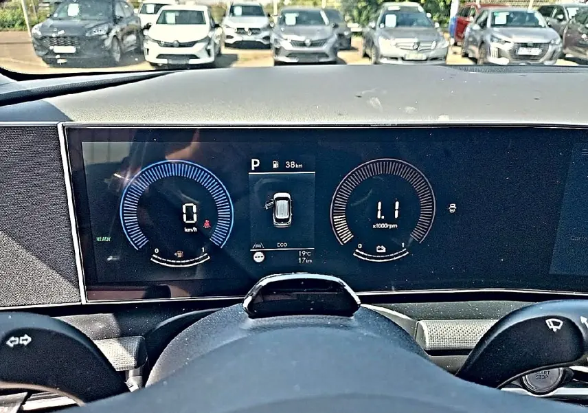 Vue intérieure du tableau de bord numérique du Hyundai Tucson 2026, affichage moderne avec compte-tours et vitesse digitale.
