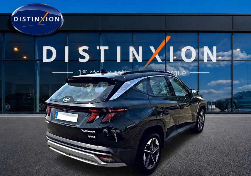Vue 3/4 arrière droite d'un Hyundai Tucson noir hybride 2026, avec jantes alu et feux LED distinctifs.