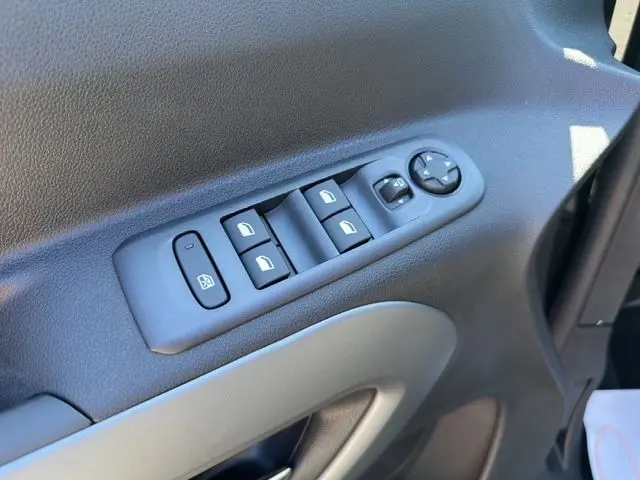 Intérieur avant du Citroën Berlingo noir 2025, sièges bicolores gris et noir, tableau de bord moderne avec volant multifonction.