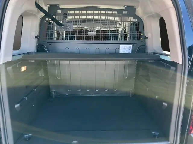 Vue intérieure côté droit du Citroën Berlingo noir 2025, montrant la banquette arrière trois places en tissu bicolore gris et noir.