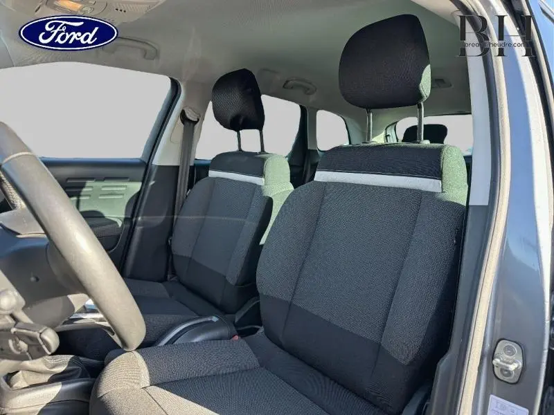 Intérieur avant du Citroën C3 Aircross gris acier, sièges tissu Mica Grey avec bande grise horizontale, vue côté gauche.