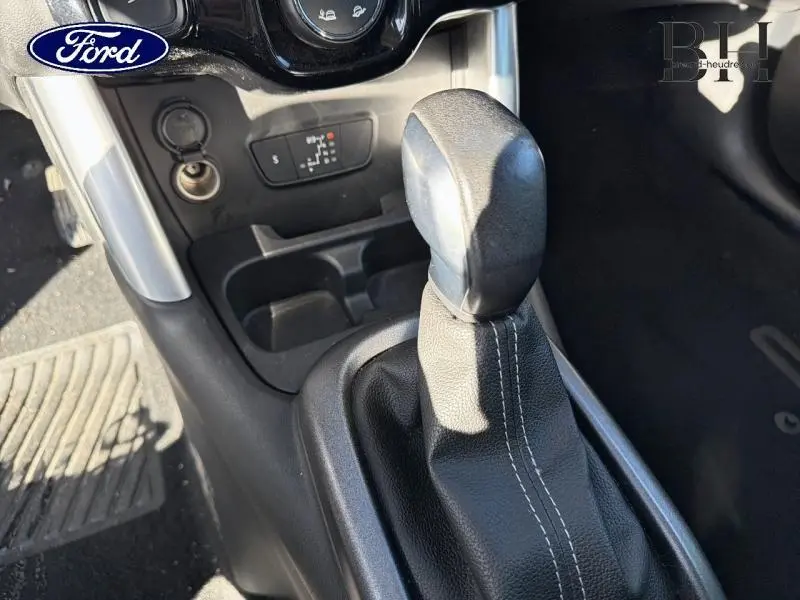 Le levier de vitesses automatique en cuir noir dans l'habitacle d'une Citroën C3 Aircross gris acier.