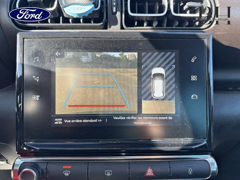 Écran tactile affichant la caméra de recul et l'aide au stationnement d'une Citroën C3 Aircross gris acier.