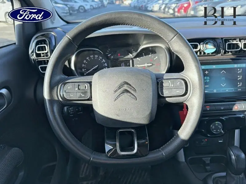 Vue intérieure centrée sur le volant cuir noir du Citroën C3 Aircross 2019 avec tableau de bord et écran tactile.