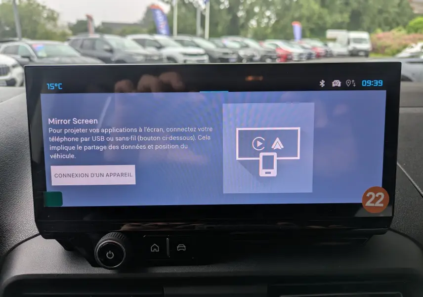 Écran tactile central du Citroën Berlingo blanc 2025 affichant la fonction Mirror Screen, vue intérieure frontale.