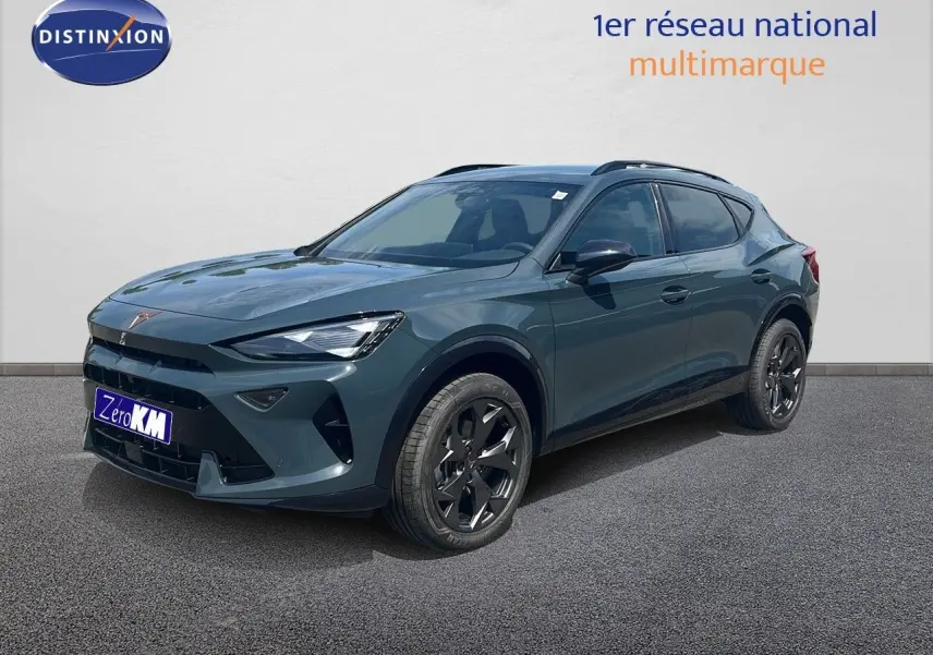 Vue 3/4 avant droite d'un CUPRA Formentor bleu Fjord Metal avec jantes noires et toit panoramique.