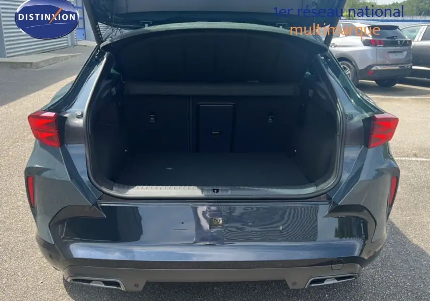 Vue arrière du CUPRA Formentor bleu Fjord Metal 2026 avec coffre ouvert et hayon relevé, montrant l'espace de chargement.