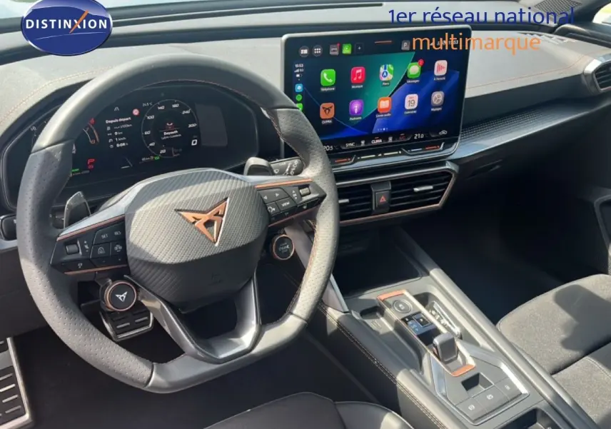Vue intérieure du poste de conduite de la CUPRA Formentor 1.5 eTSI 2026, volant cuir noir et écran tactile central lumineux.