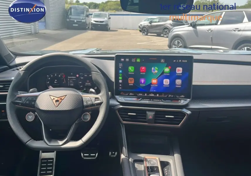 Vue intérieure du tableau de bord et volant du CUPRA Formentor 1.5 eTSI 150CH DSG7 avec écran tactile et finitions noires.
