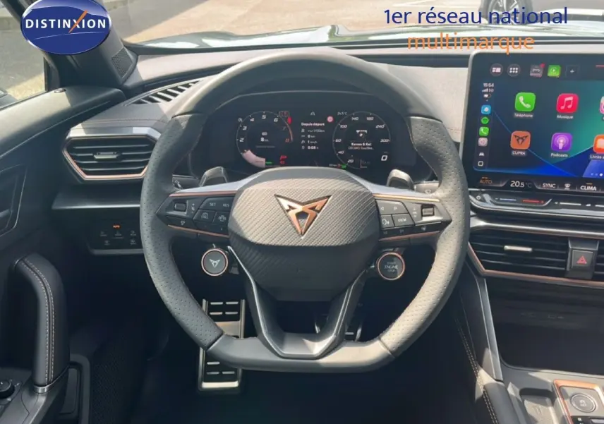 Vue intérieure centrée sur le volant CUPRA Formentor 1.5 eTSI avec tableau de bord numérique et écran tactile.