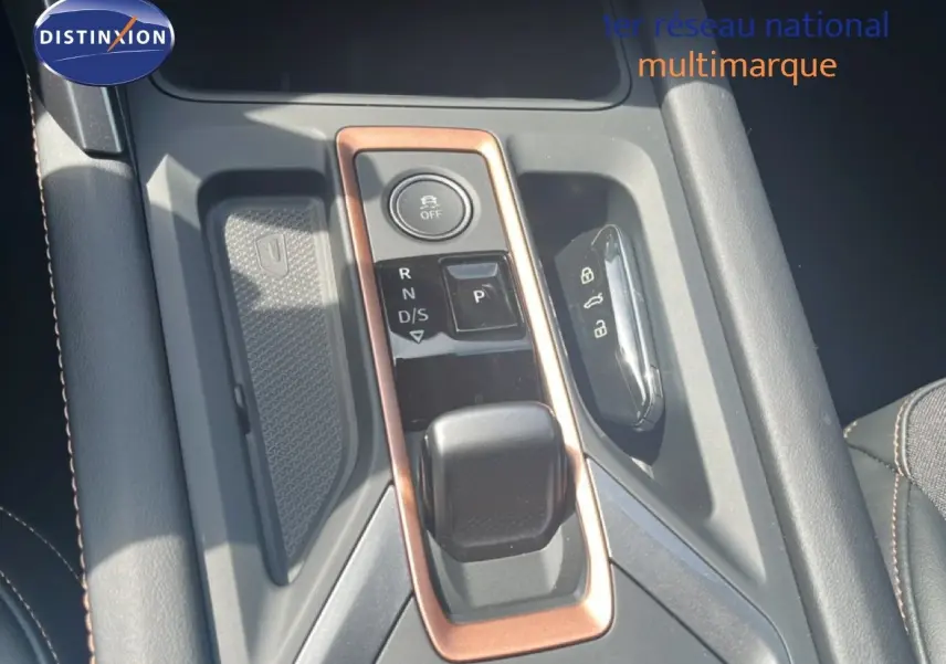 Gros plan sur la console centrale du CUPRA Formentor 1.5 eTSI 2026 avec levier de vitesse et clé noire.