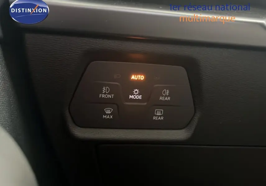Gros plan sur le panneau de commande d’éclairage intérieur du CUPRA Formentor 1.5 eTSI 150CH en finition noire.