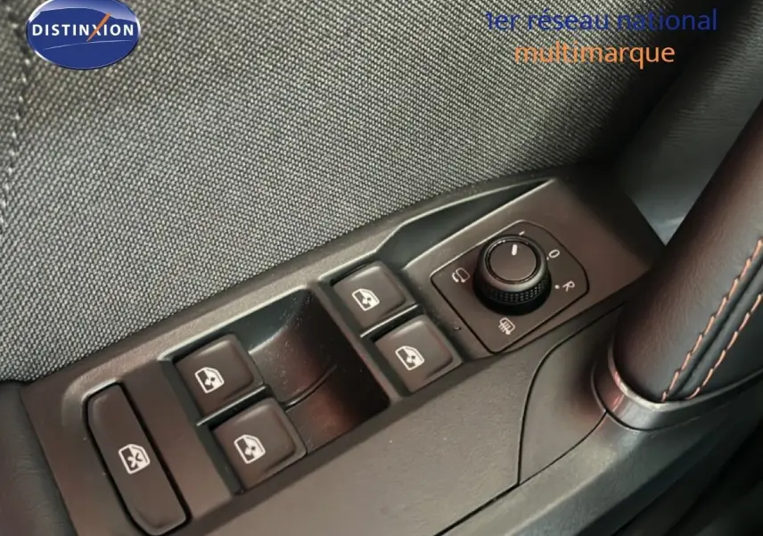 Gros plan sur les commandes de lève-vitres et réglage des rétroviseurs côté conducteur dans une CUPRA Formentor 2026.