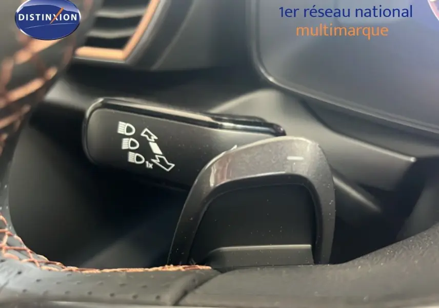 Gros plan sur la commande de clignotant et la palette de changement de vitesse du volant d’une CUPRA Formentor bleu Fjord 2026.