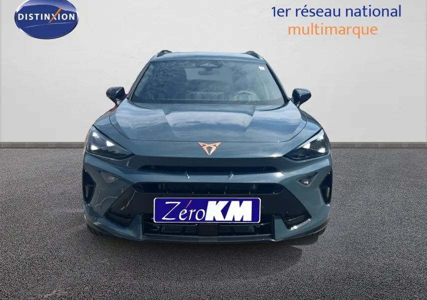 Vue frontale d'un CUPRA Formentor bleu Fjord Metal avec calandre noire et logo cuivré bien visible.