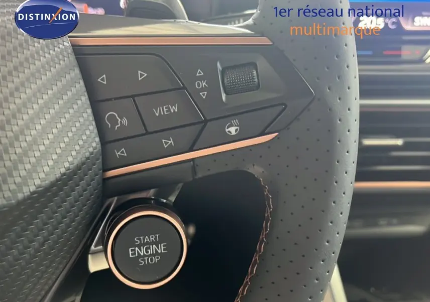 Gros plan sur le volant cuir perforé et les commandes multifonctions du CUPRA Formentor 1.5 eTSI 2026.