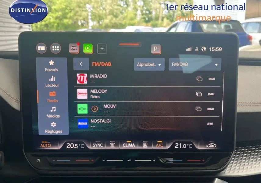Écran tactile central affichant la radio FM/DAB dans l’habitacle du CUPRA Formentor bleu Fjord, vue intérieure frontale.