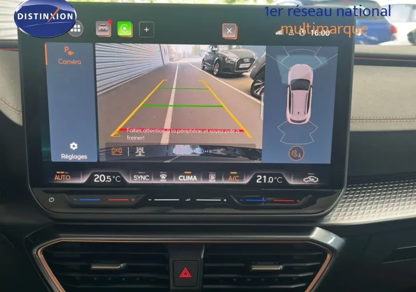 Écran tactile du tableau de bord du CUPRA Formentor 1.5 eTSI montrant la caméra de recul et l'affichage de la climatisation.