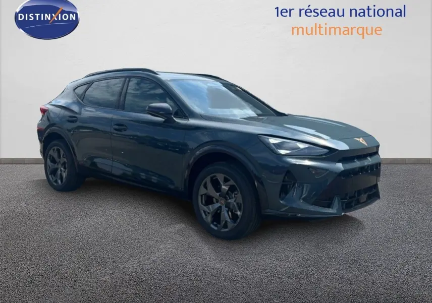 SUV CUPRA Formentor bleu Fjord Metal en 3/4 avant droit, avec jantes noires et calandre marquée.