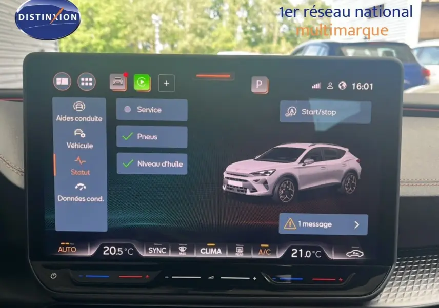Écran tactile intérieur affichant le statut du véhicule avec une illustration digitale blanche du CUPRA Formentor vue de profil droit.