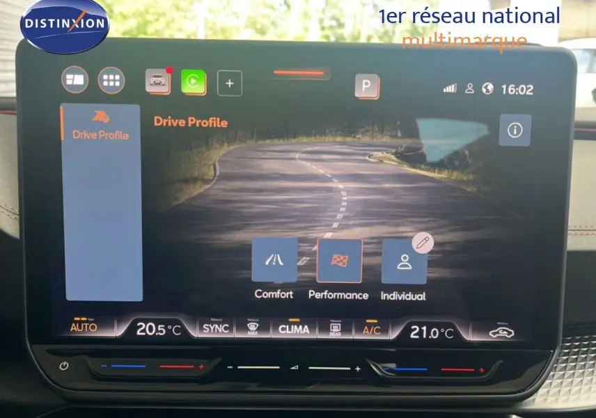 Écran tactile intérieur du CUPRA Formentor 1.5 eTSI 2026 affichant les modes de conduite, ambiance moderne et technologique.