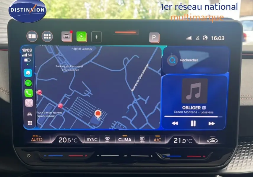 Écran tactile central du tableau de bord du CUPRA Formentor 1.5 eTSI 2026 affichant navigation et musique.